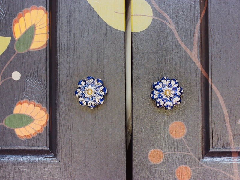 The Art of Choosing The Perfect Kitchen Cabinet Hardware - Eclectic Style