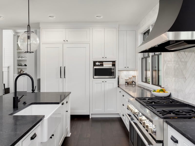 The Art of Choosing The Perfect Kitchen Cabinet Hardware - Transitional Style
