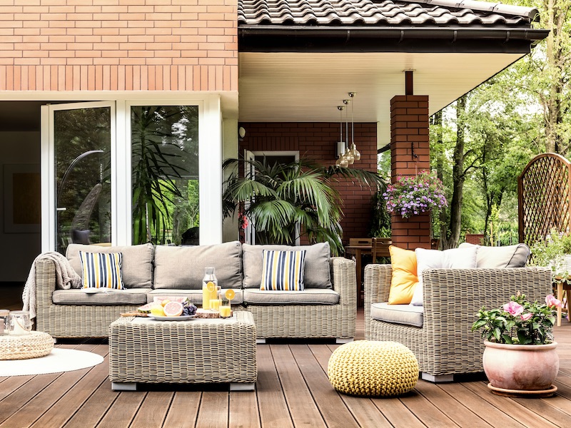 How To Choose The Right Outdoor Furniture And Accessories For Your Home